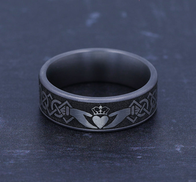 Claddagh ring in gold tone with green gemstone